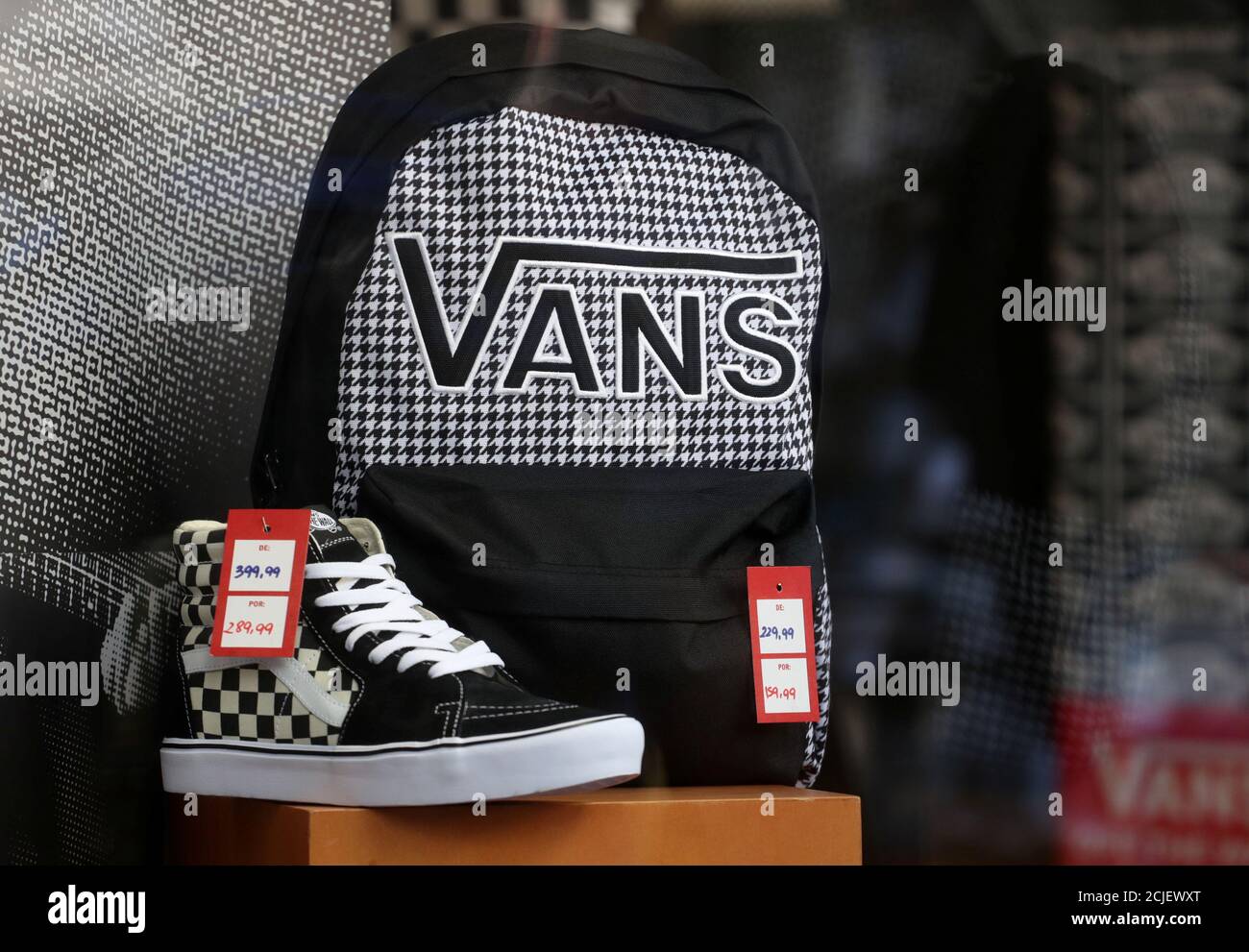 Zapatos y mochila de Vans se ven en una ventana de tienda en Sao Paulo,  Brasil 29 de agosto de 2019. REUTERS/Rahel Patrasso Fotografía de stock -  Alamy