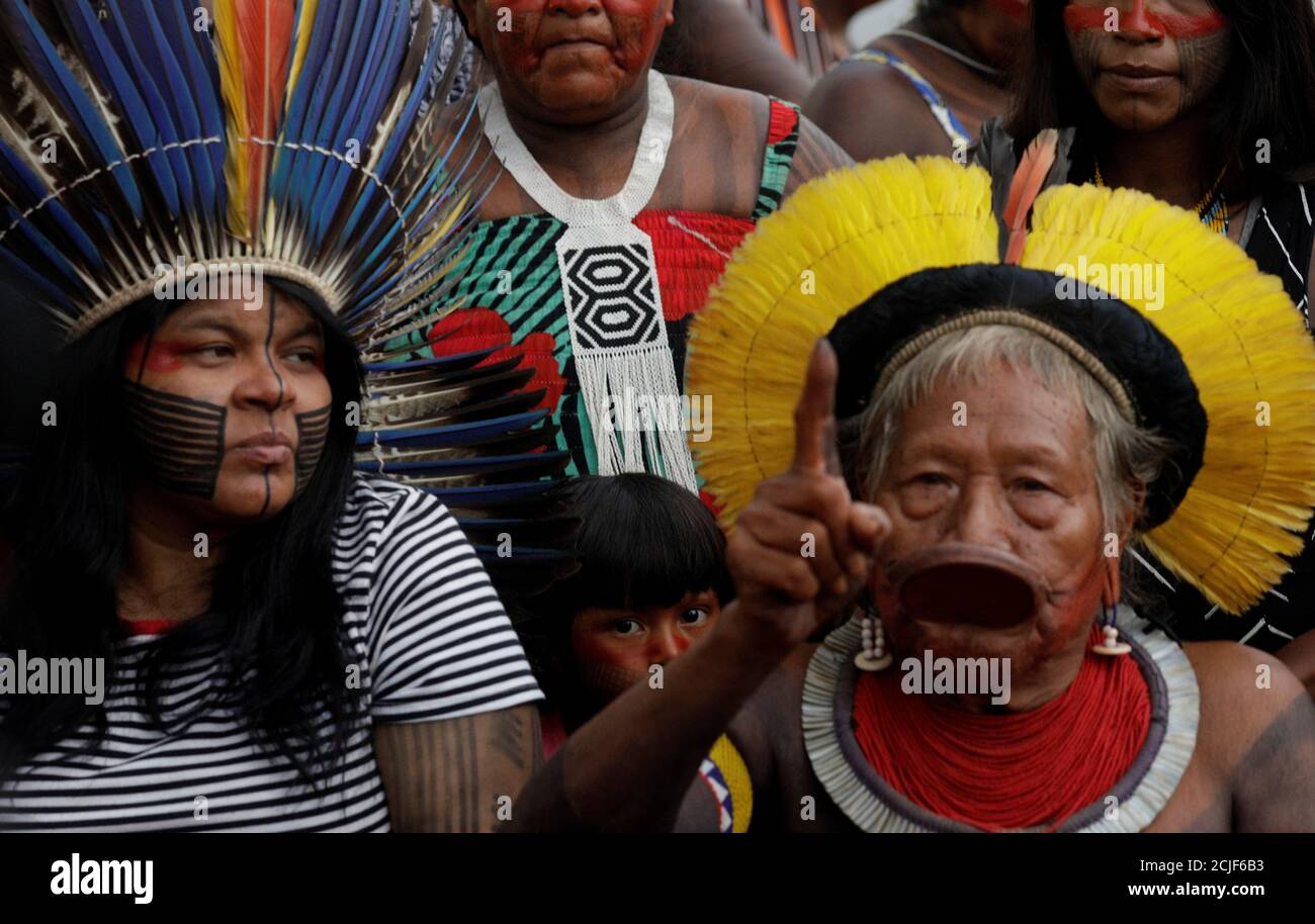 El líder indígena Cacique Roni de la tribu Kayapo (R) habla durante una  declaración conjunta a los medios de comunicación con la líder indígena  Sonia Guajajara (L) y Angela Mendes (no fotografiada),