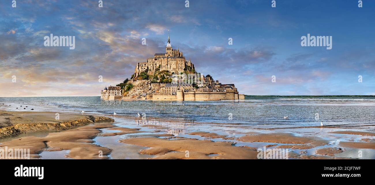 Vista panorámica de la isla de marea del Monte Saint Michel en la marea alta rodeada y su abadía medieval de Saint Michel. Normandía Francia. Las mareas varían Foto de stock