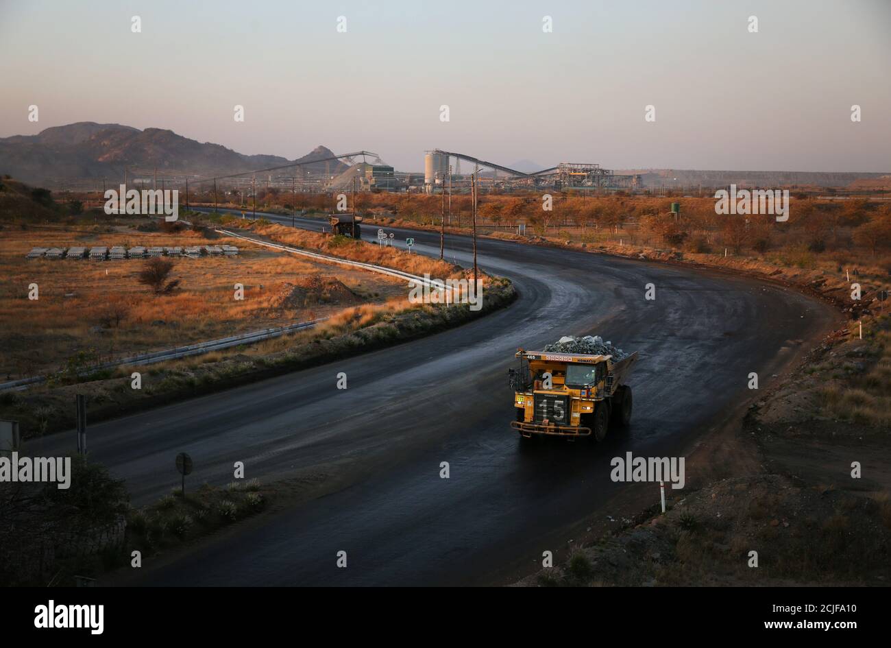 Se observa un camión de acarreo en la mina de platino Mogalakwena en Mokopane, provincia de Limpopo, Sudáfrica, 19 de septiembre de 2017. Foto tomada el 19 de septiembre de 2017. Para igualar Insight ÁFRICA-PLATINUM/. REUTERS/Siphiwe Sibeko Foto de stock
