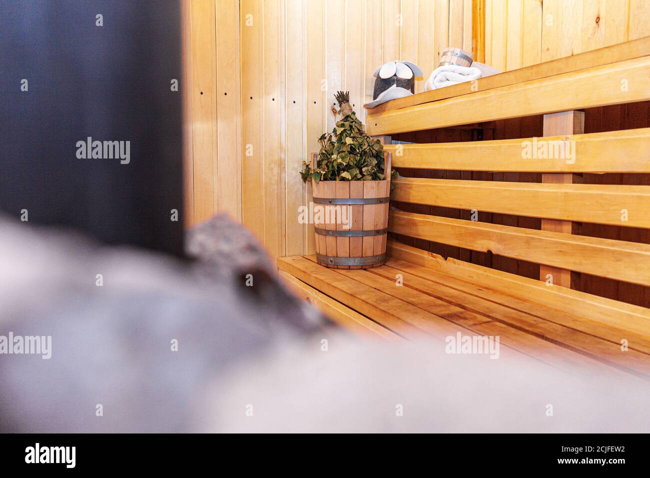 detalles interiores sauna finlandesa sala de vapor con accesorios de sauna  tradicionales palangana escoba de abedul