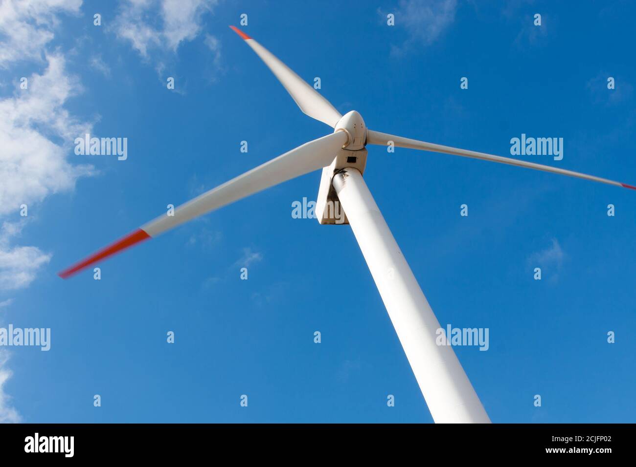 El molino de viento para la producción de energía eléctrica Foto de stock