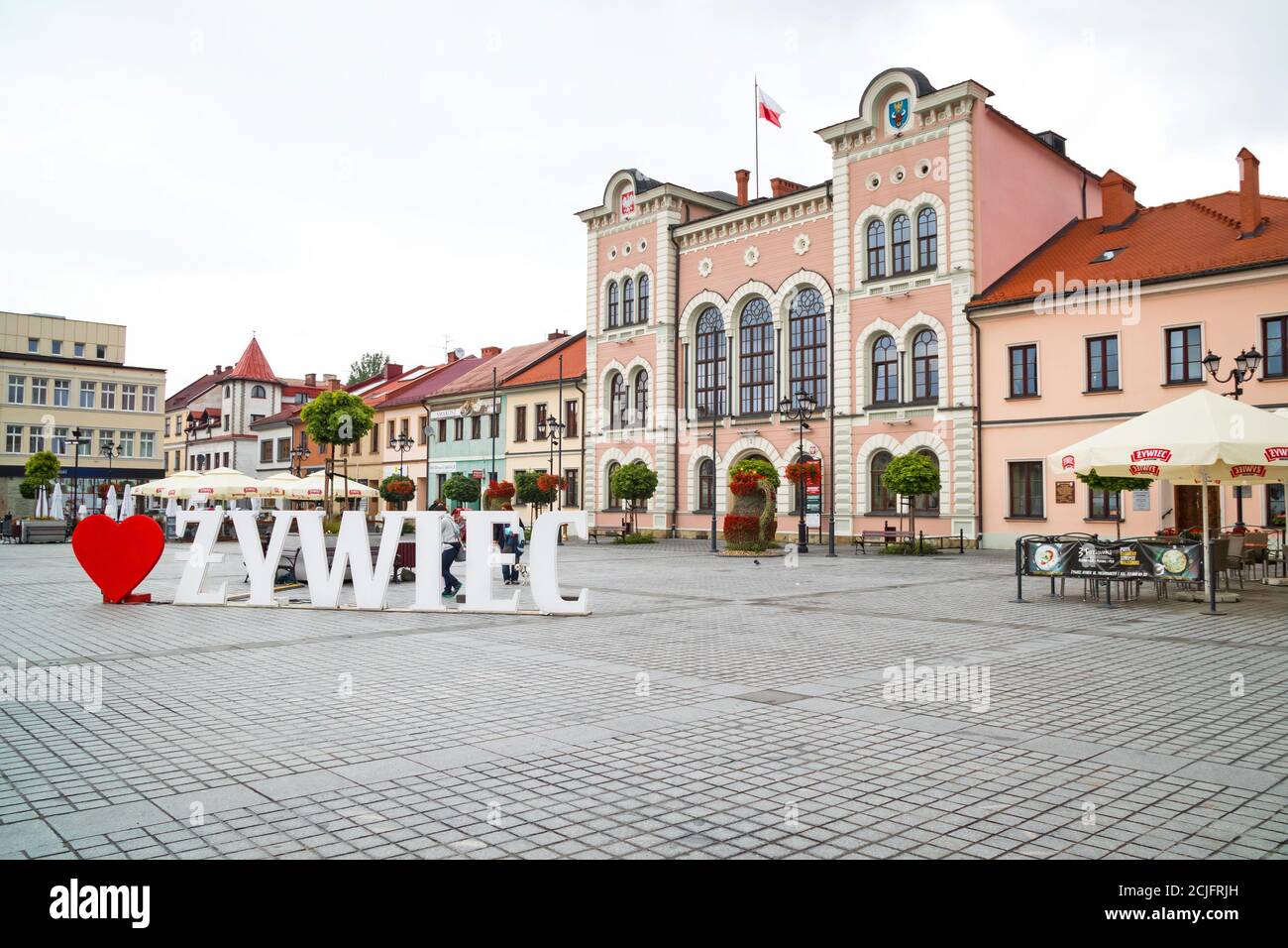 ZYWIEC, POLONIA - 12 DE JULIO de 2020: Ayuntamiento junto a la plaza principal del mercado en Zywiec, Polonia. Foto de stock