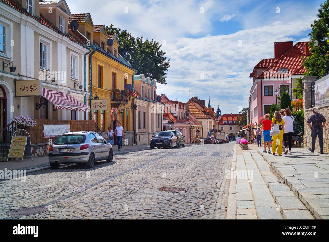 SANDOMIERZ, POLONIA - 27 de agosto de 2020. Vista de las antiguas calles del siglo XIII de Sandomierz con coloridas casas Foto de stock