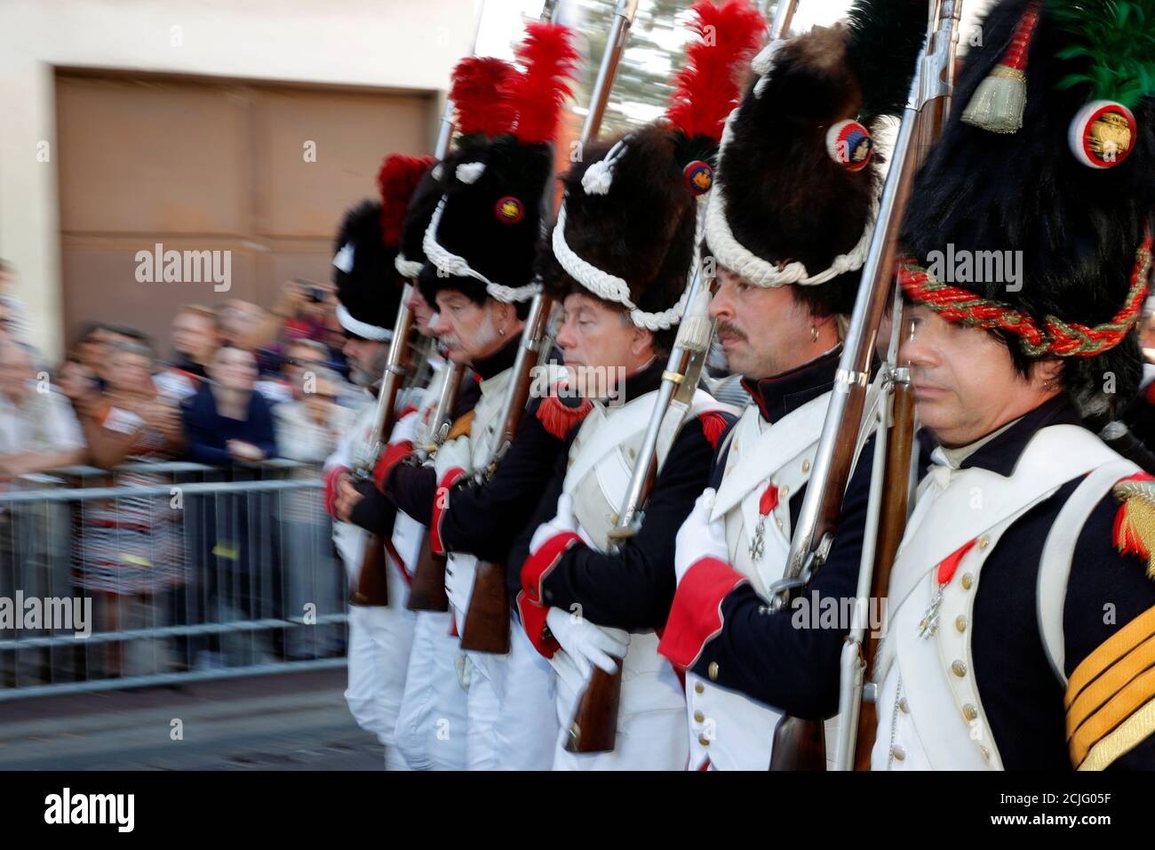 Los actores vestidos con uniformes del ejército napoleónico asisten al  desfile en las calles durante el Jubileo de Napoleón, reuniendo a cientos  de participantes durante el fin de semana en el suburbio