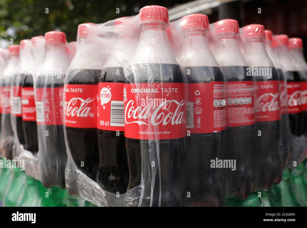 Las botellas de Coca-Cola se muestran en Lagos, Nigeria, el 5 de noviembre  de 2019. REUTERS/Temilade Adelaja Fotografía de stock - Alamy