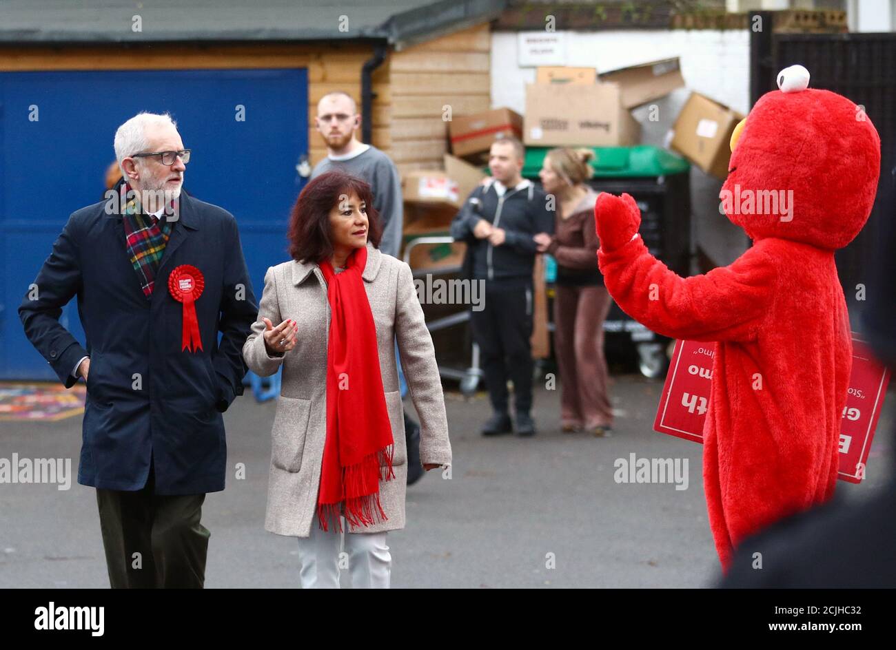El líder del Partido Laborista de la oposición británica Jeremy Corbyn y su  esposa Laura Alvarez miran como una persona en un traje del personaje de  Sesame Street Elmo Waves, cuando llegan