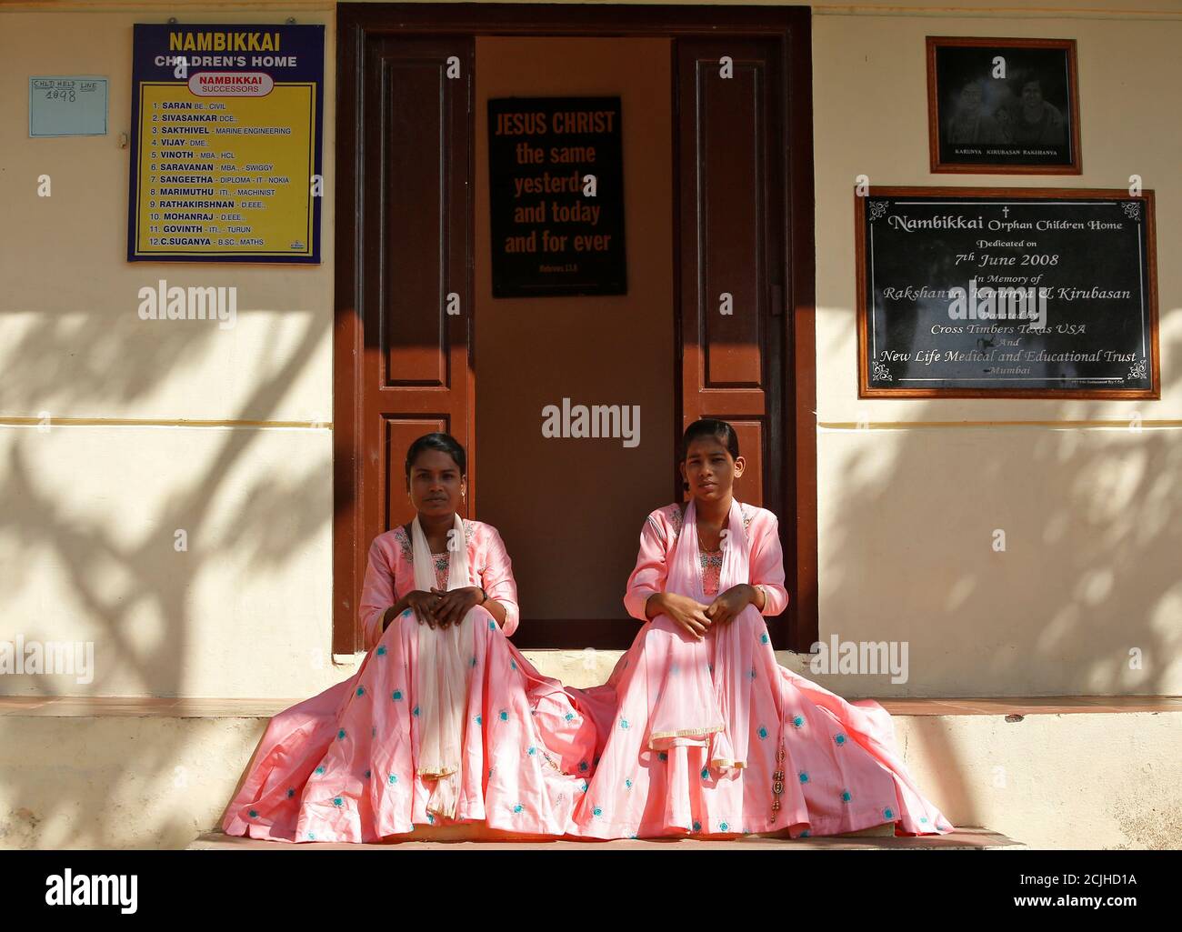 Sangeetha (L) y su hermana se posan dentro de las instalaciones de una casa de cuidados para niños huérfanos establecida por Karibeeran Paramesvaran y su esposa Choodamani (no fotografiada), que perdieron tres hijos en el tsunami de 2004, en el distrito de Nagapattinam, en el estado sureño de Tamil Nadu, India, 4 de diciembre de 2019. Foto tomada el 4 de diciembre de 2019. REUTERS/P. Ravikumar Foto de stock