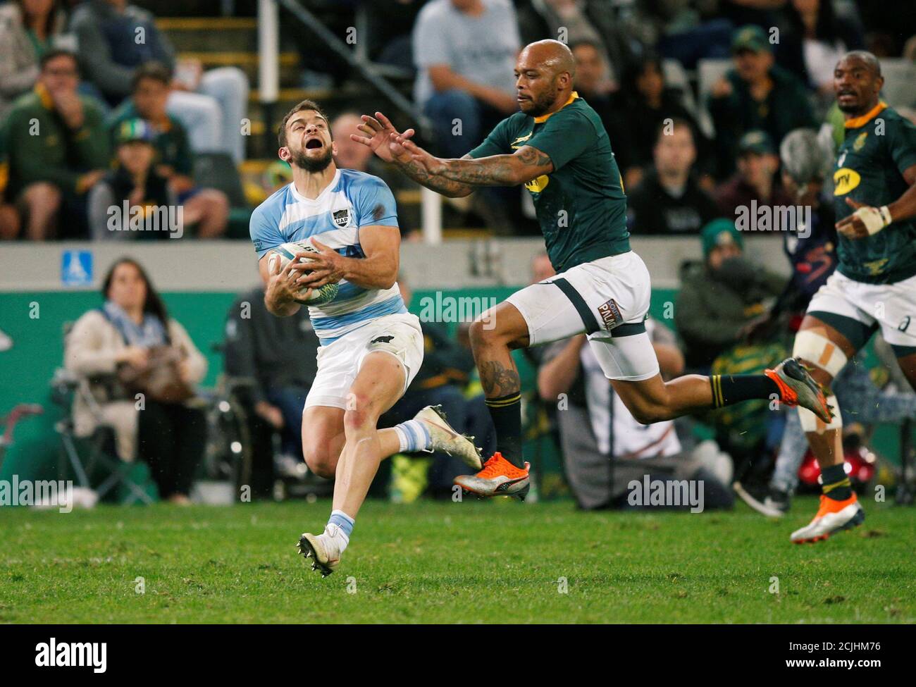 Sudáfrica Rugby Union - Rugby Championship - South Africa's Springboks v  Argentina - Kings Park Stadium, Durban, Sudáfrica - 18 de agosto de 2018.  El argentino Ramiro Moyano toma una pelota alta