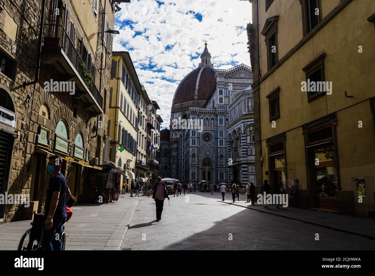 Plaza de la Catedral de Florencia (Piazza del Duomo) y la gente caminando por la calle con sus máscaras encendido Foto de stock