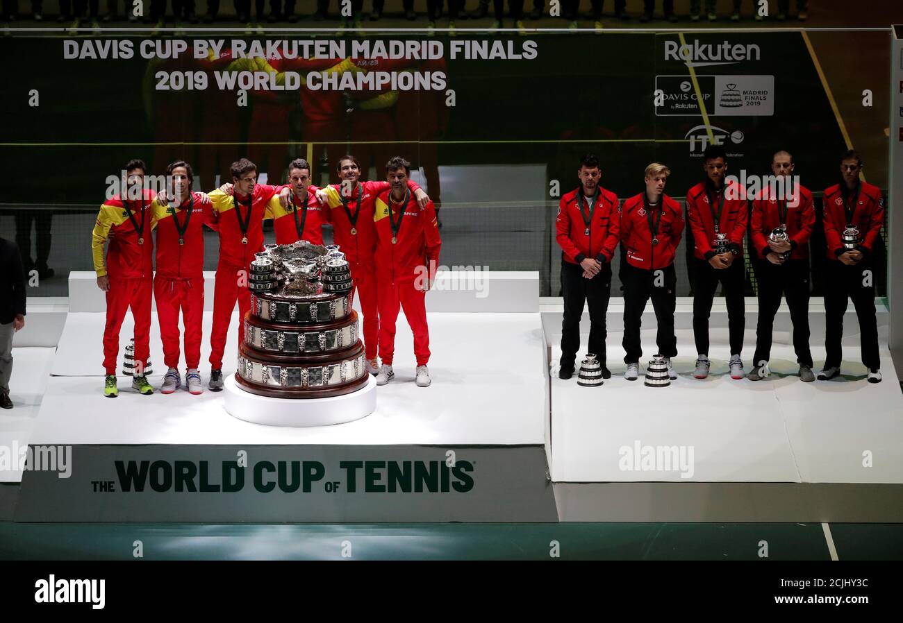 Tenis - final Copa Davis - final - Caja Magica, Madrid, España - 24 de  noviembre de 2019 el equipo de España celebra con el trofeo después de  ganar la final Copa