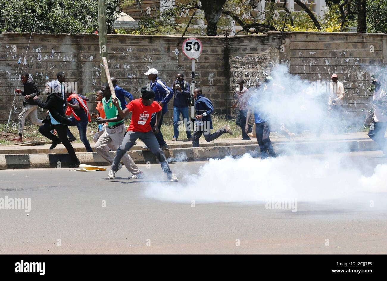 Los partidarios de la coalición opositora de la Super Alianza Nacional (NASA) se manifestaron después de que policías antidisturbios dispersaran a los manifestantes durante una manifestación en la que pedían el retiro de funcionarios de la Comisión independiente Electoral y de Fronteras (IEBC) en Nairobi, Kenia, el 26 de septiembre de 2017. REUTERS/Thomas Mukoya Foto de stock