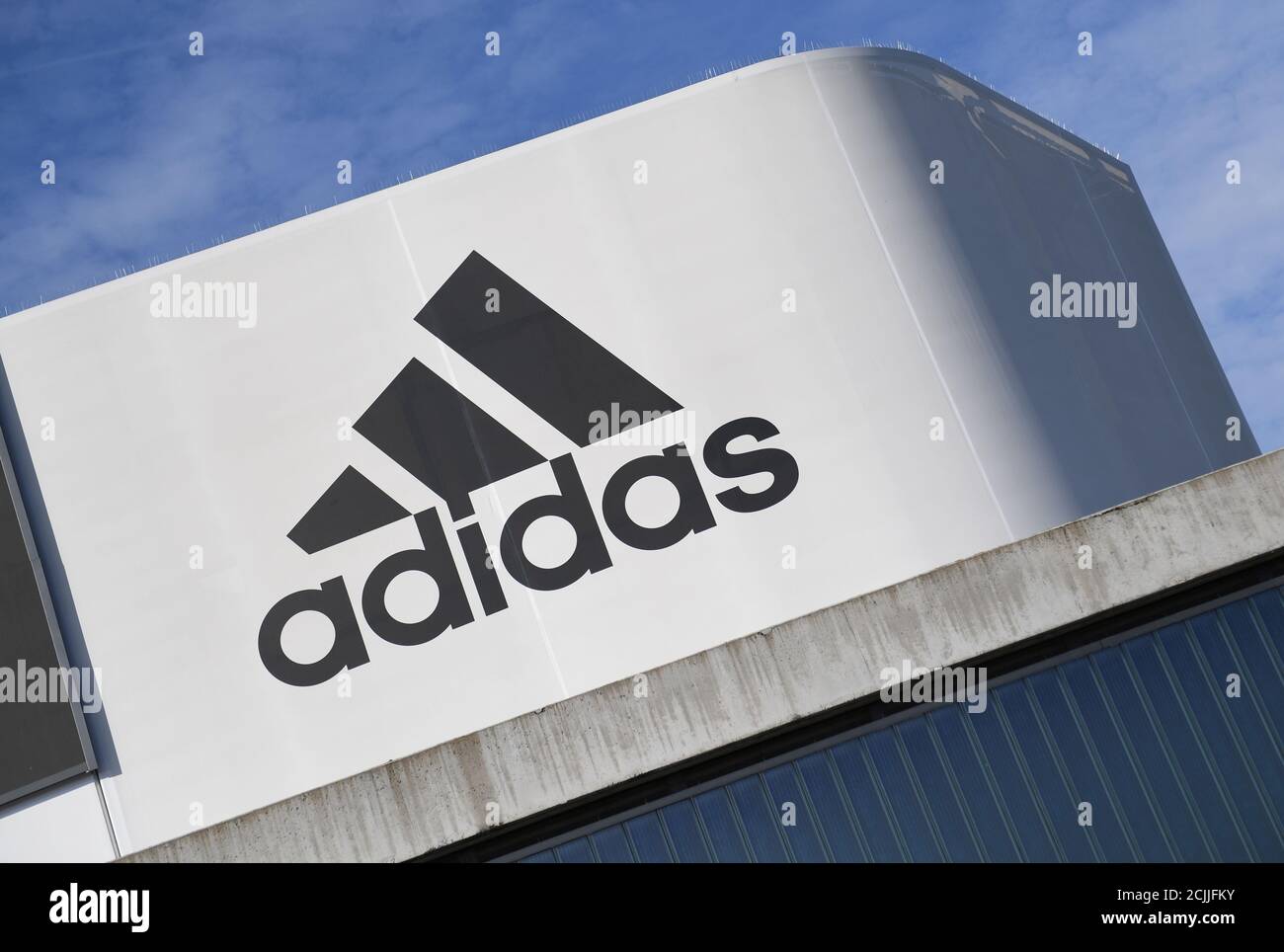 El logotipo de Adidas se muestra durante las celebraciones del 70  aniversario del fabricante alemán de ropa deportiva Adidas en la sede de la  empresa en Herzogenaurach, Alemania, el 9 de agosto
