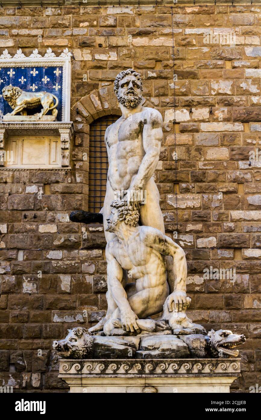 Imagen vertical de la estatua a la entrada del Palazzo Vecchio Foto de stock