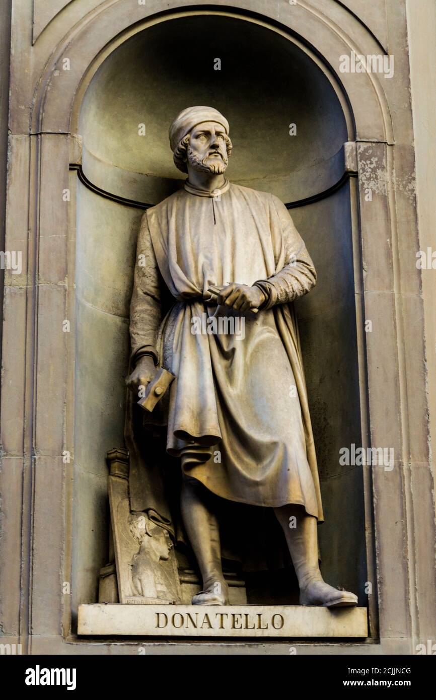 Estatua de Donatello en Florencia fuera de la Galería Uffizi Foto de stock