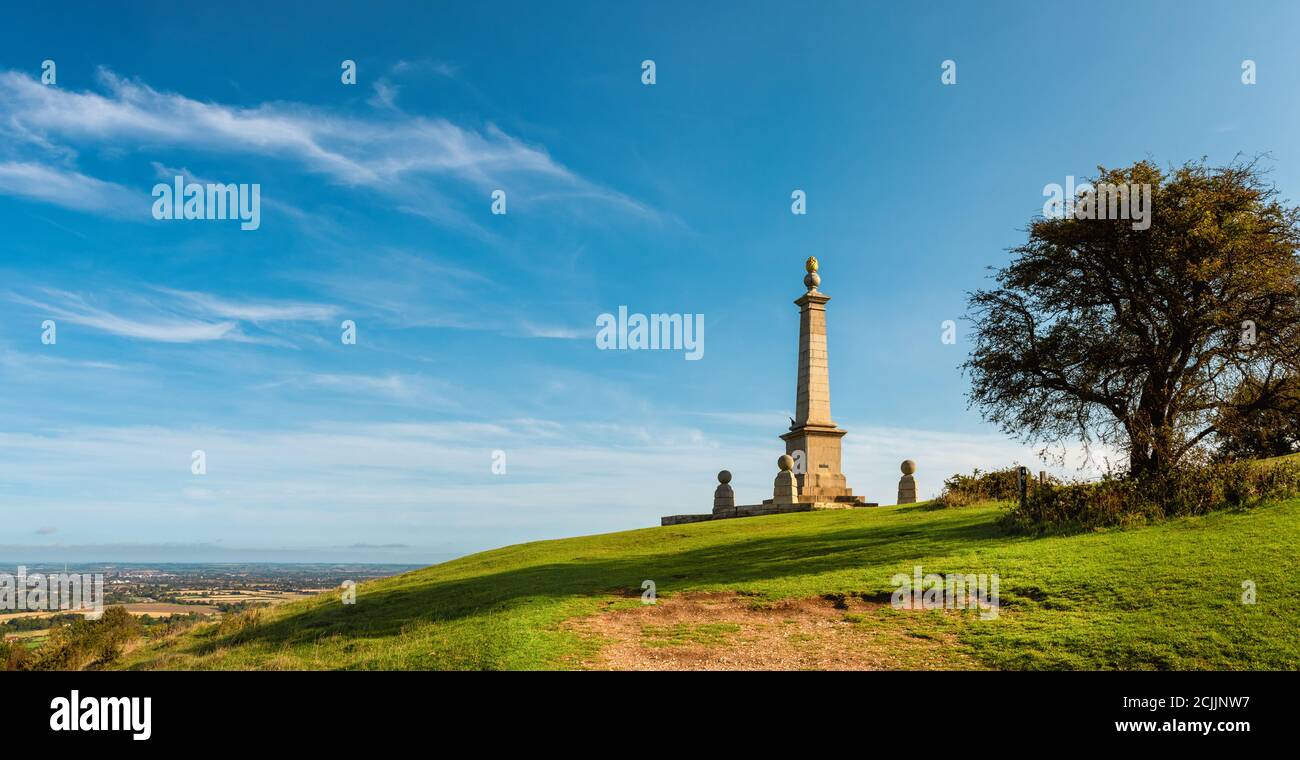 Monumento en la cima de la colina de Coombe en un soleado día de verano, Wendover. Paisaje panorámico de Inglaterra Foto de stock