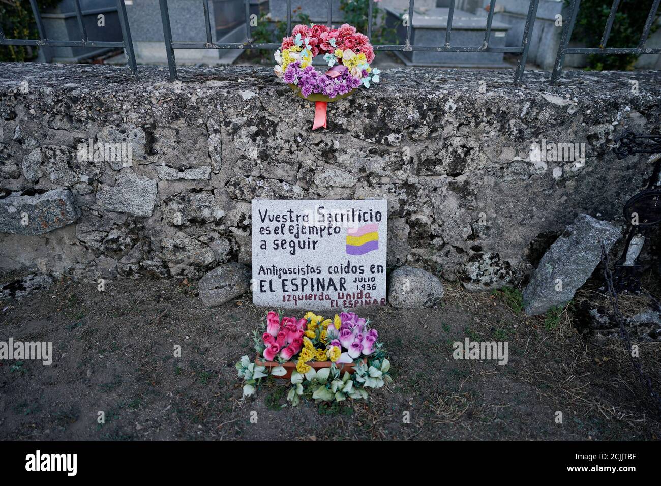 Una fosa común que contiene los restos de Eugenio Insua, una de las 17 personas que fueron asesinadas por las fuerzas del dictador Francisco Franco en julio de 1936, es vista antes de la exhumación por la Asociación para la recuperación de la memoria histórica (ARMH) en el cementerio el Espinar, España 31 de agosto, 2020. Foto tomada el 31 de agosto de 2020. La lápida dice: "Tu sacrificio es el ejemplo a seguir. Antifascistas que cayeron en el Espinar en julio de 1936". REUTERS/Juan Medina Foto de stock
