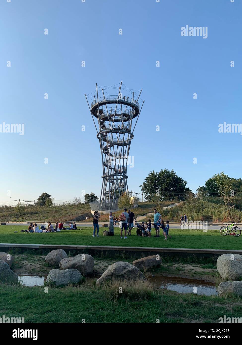 La gente disfruta de un día de verano alrededor de la torre Kempen en Spoorpark (Parque ferroviario). Tilburg, Brabante del Norte / países Bajos Foto de stock