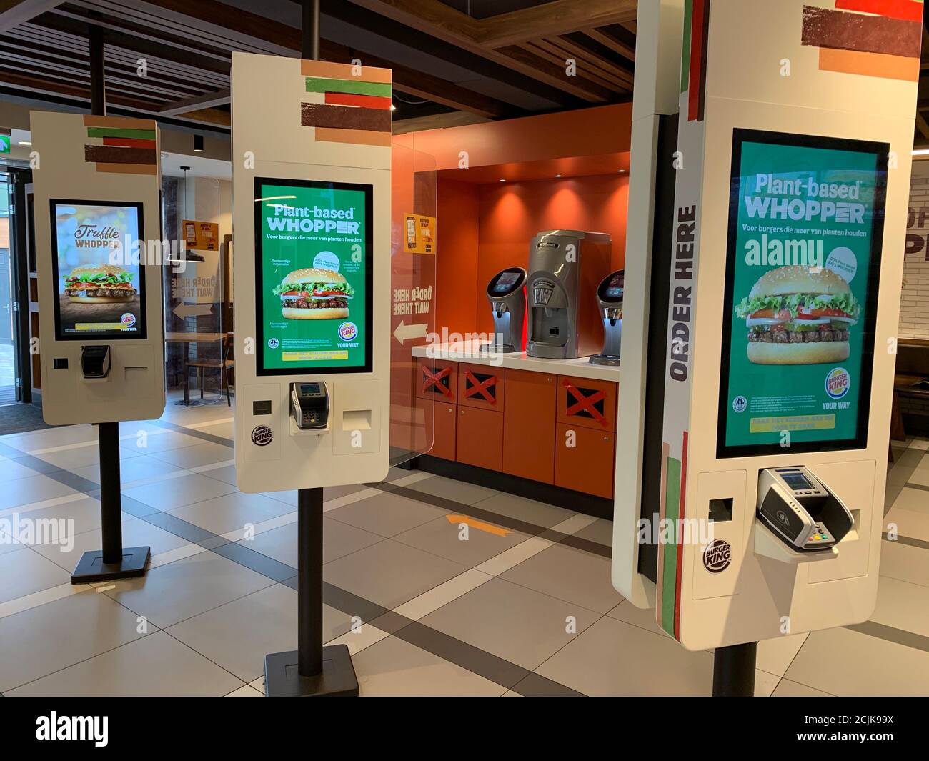 Máquinas de autoservicio en el restaurante de la cadena de comida rápida Burger King. Tilburg, Brabante del Norte / países Bajos Foto de stock