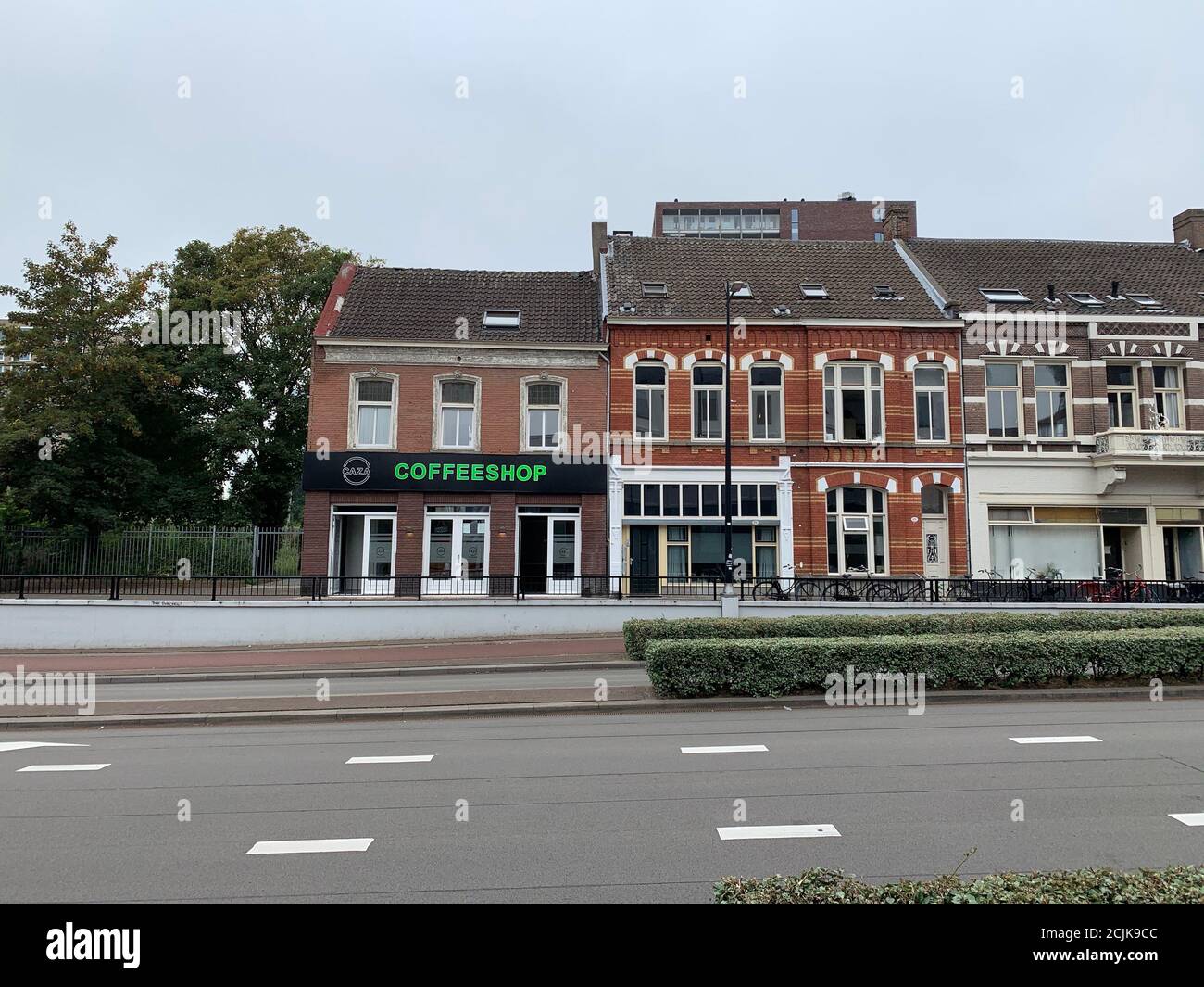 Cafetería legal con enormes luces de neón verdes por encima de la entrada. Tilburg, Brabante del Norte / países Bajos Foto de stock