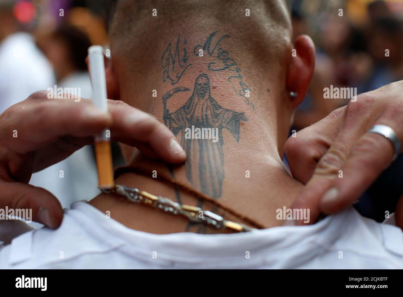Un devoto muestra su tatuaje de Santa muerte en su cuello durante la  celebración principal de la Santa muerte o el Santo de la muerte durante el  día de los muertos en
