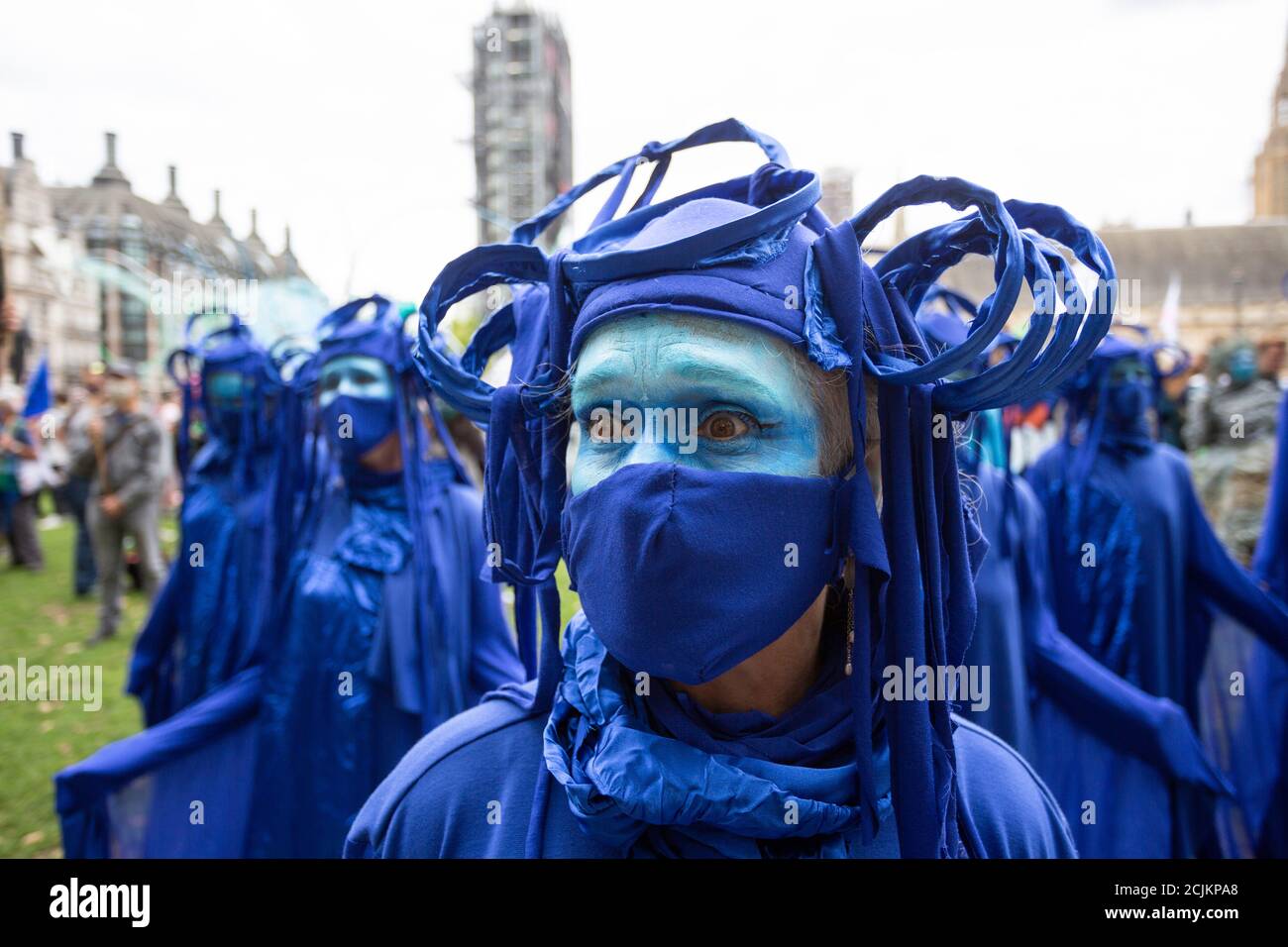 Artistas disfrazados en "Marine Extinction March", Extinction Rebellion Demonstration, Parliament Square, Londres, 6 de septiembre de 2020 Foto de stock