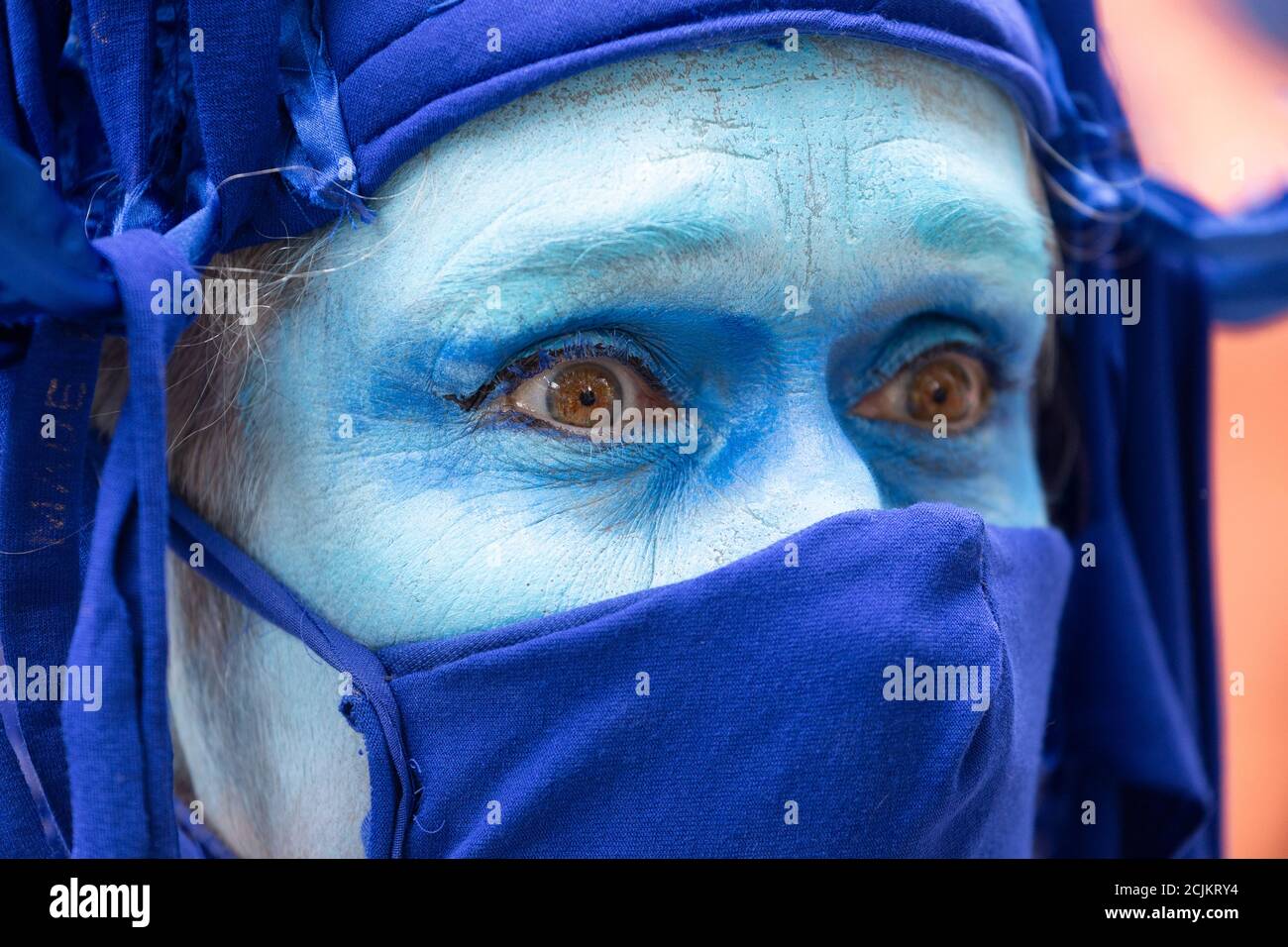 Artista disfrazado en 'Marine Extinction March', Extinction Rebellion Demonstration, Parliament Square, Londres, 6 de septiembre de 2020 Foto de stock