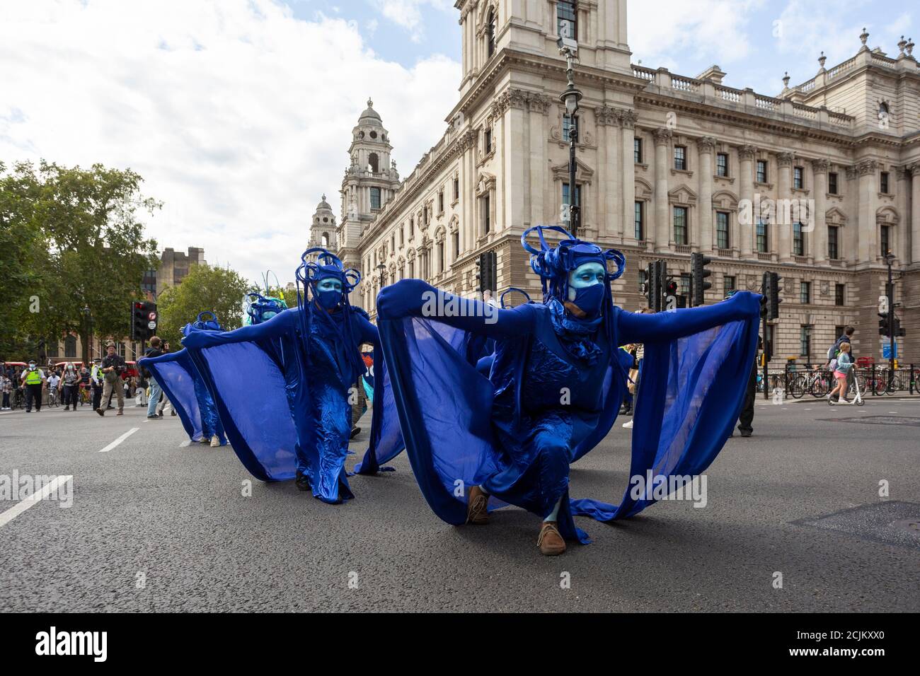 Artistas disfrazados en "Marine Extinction March", Extinction Rebellion Demonstration, Parliament Square, Londres, 6 de septiembre de 2020 Foto de stock