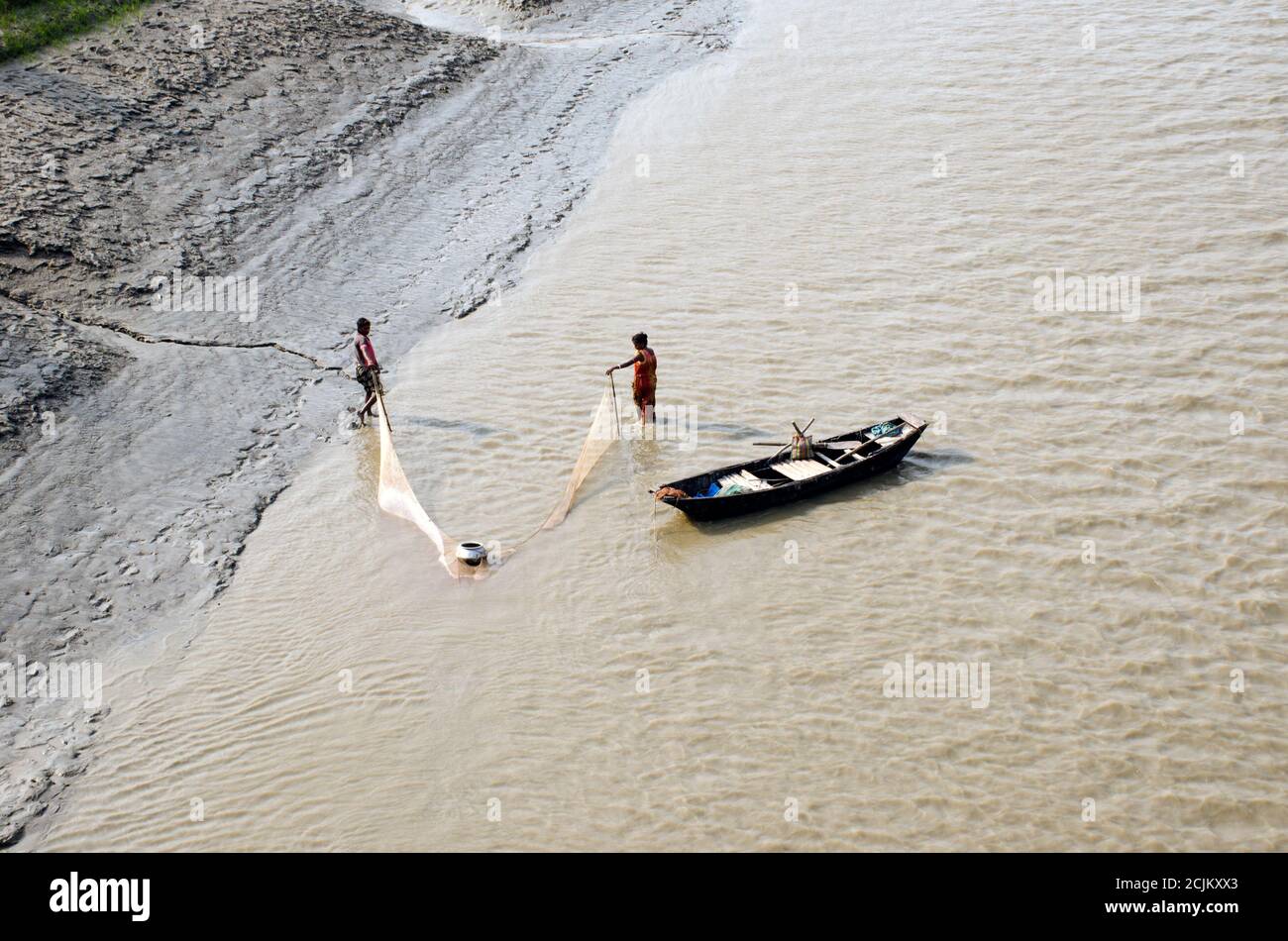 pesca en el río matla, cañas al oeste de bengala Foto de stock
