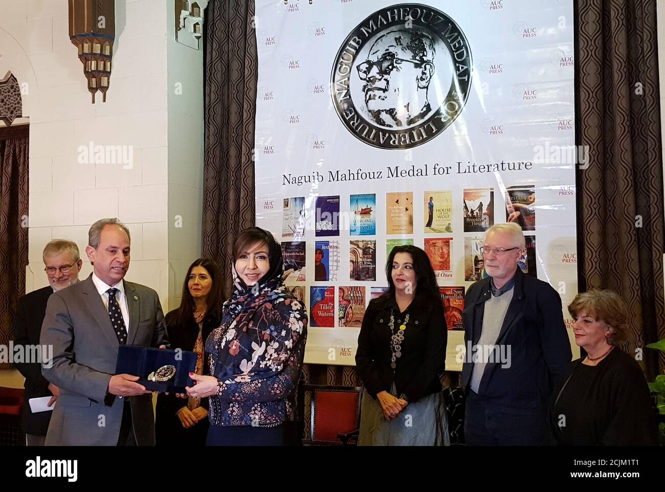 Omaima al-Khamis, escritora saudí, recibe la Medalla Naguib Mahfouz de Literatura por su novela en la Universidad Americana (AUC) en el Cairo, Egipto, 11 de diciembre de 2018. REUTERS/Sameh Elkhatib Foto de stock