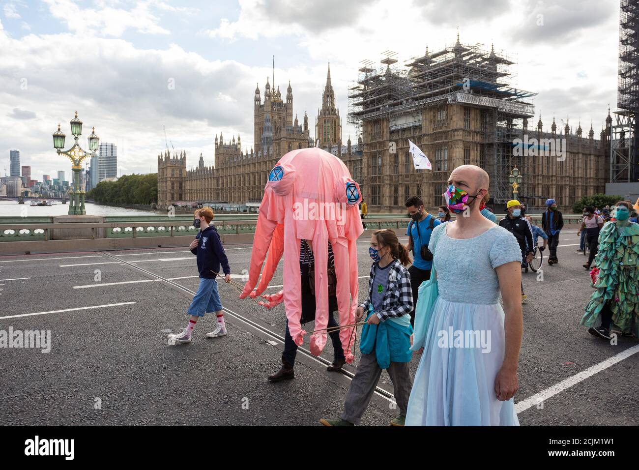 Los manifestantes vestidos cruzan el Puente de Westminster durante la "marcha de extinción de la Marina", Extinction Rebellion Demonstration, Londres, 6 de septiembre de 2020 Foto de stock
