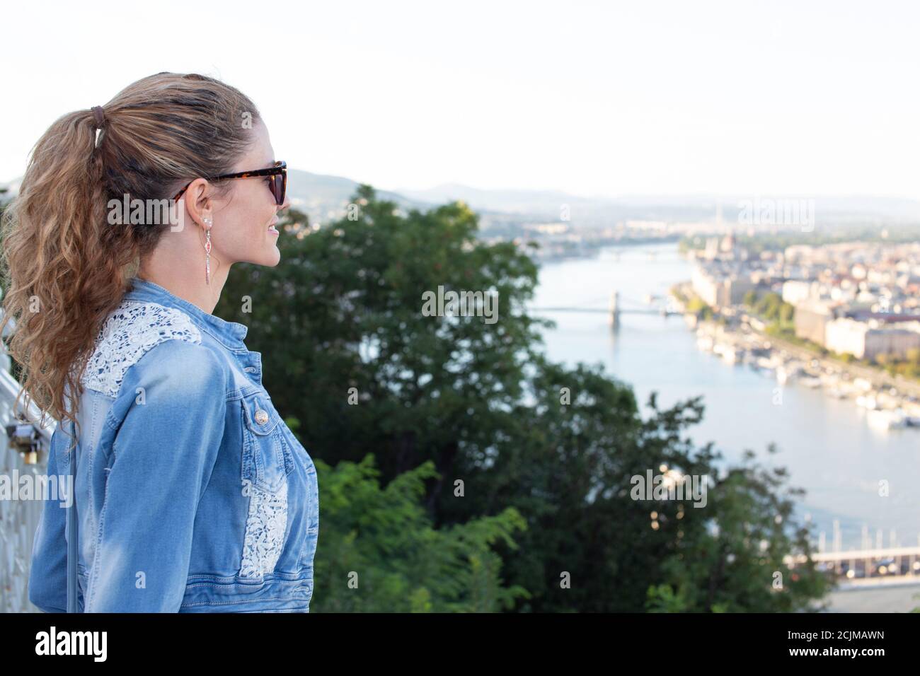 Mujer joven de 30 años preguntándose en Budapest panorama, vista de perfil, Hungría Foto de stock