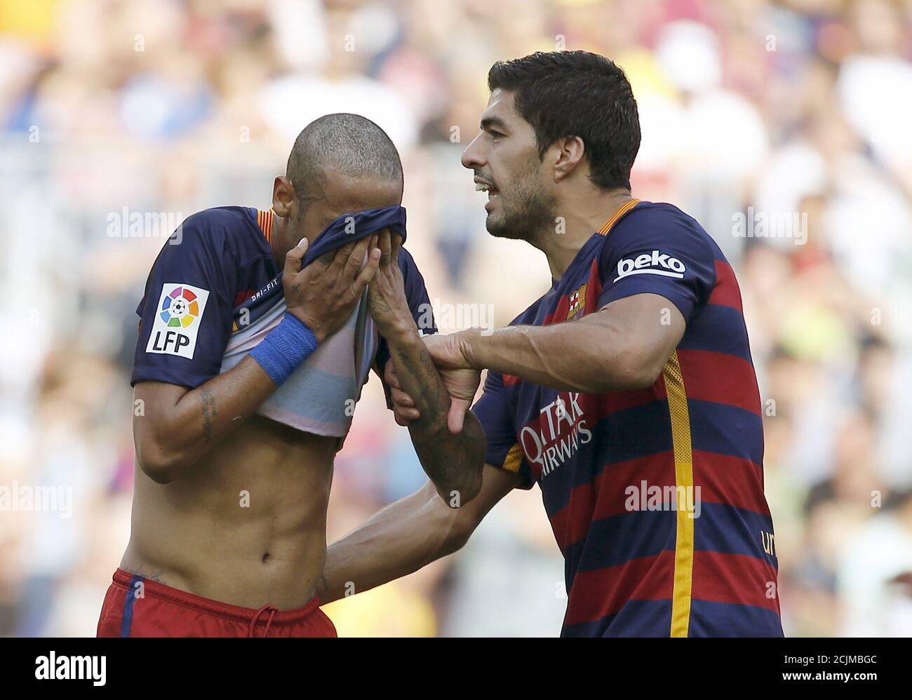 Neymar (L) de Barcelona es confortado por su compañero Luis Suárez después  de perder un tiro de penalti contra las Palmas durante su partido de fútbol  de primera división en el estadio