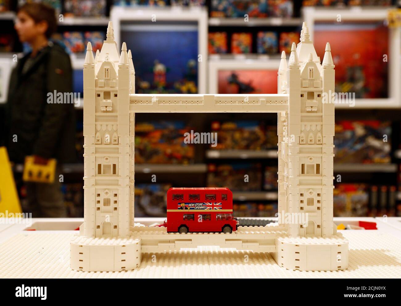 Tower Bridge made with Lego bricks is seen in the world's biggest Lego  store in Leicester Square in London, Britain November 17, 2016.  REUTERS/Stefan Wermuth Fotografía de stock - Alamy
