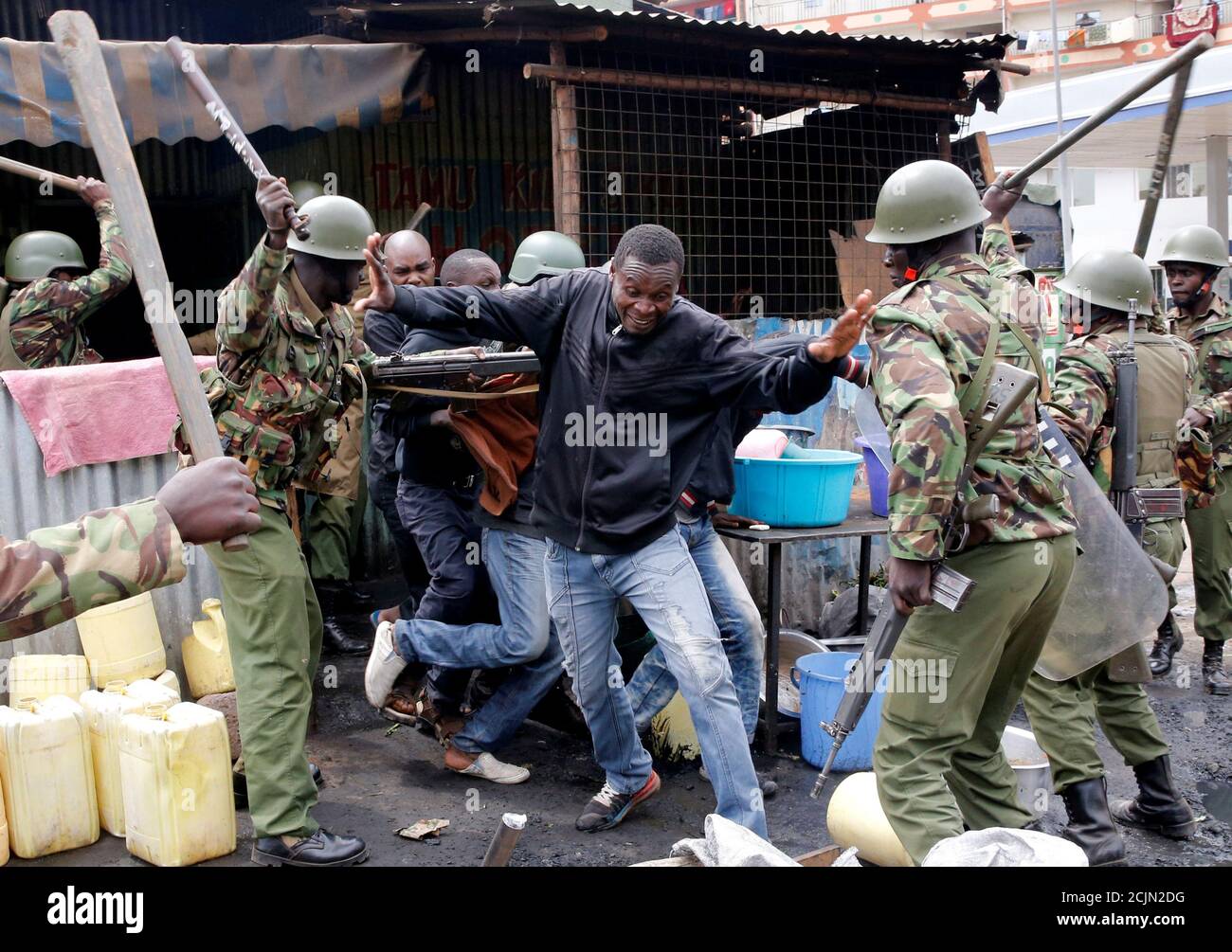 Policías antidisturbios golpearon a los manifestantes para dispersarlos en Mathare, en Nairobi, Kenia, 9 de agosto de 2017. REUTERS/Thomas Mukoya IMÁGENES TPX DEL DÍA Foto de stock