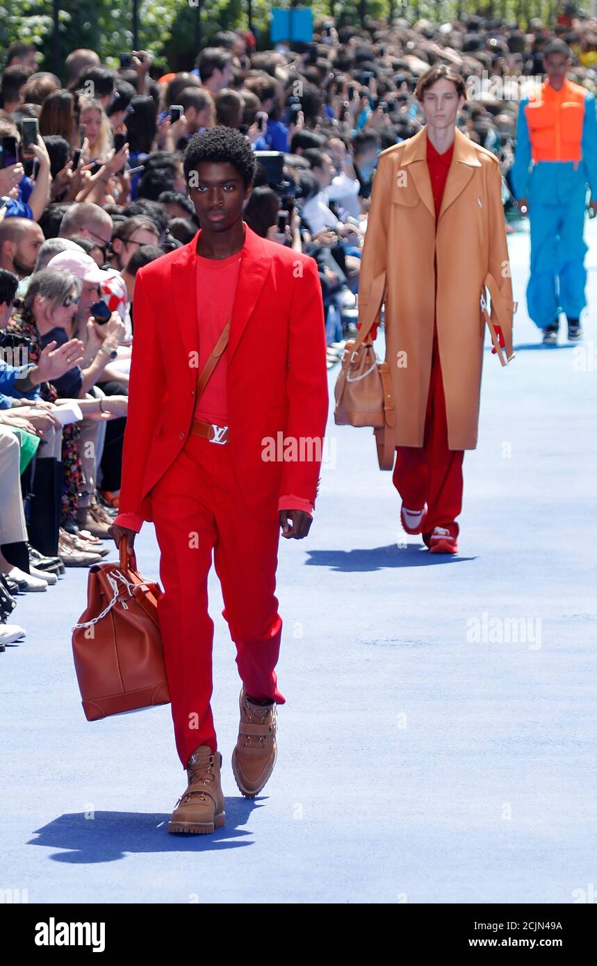 Un modelo presenta una creación del diseñador Virgil Abloh como parte de su Primavera/Verano 2019 para la casa de moda Louis Vuitton durante la Semana la Moda masculina París,