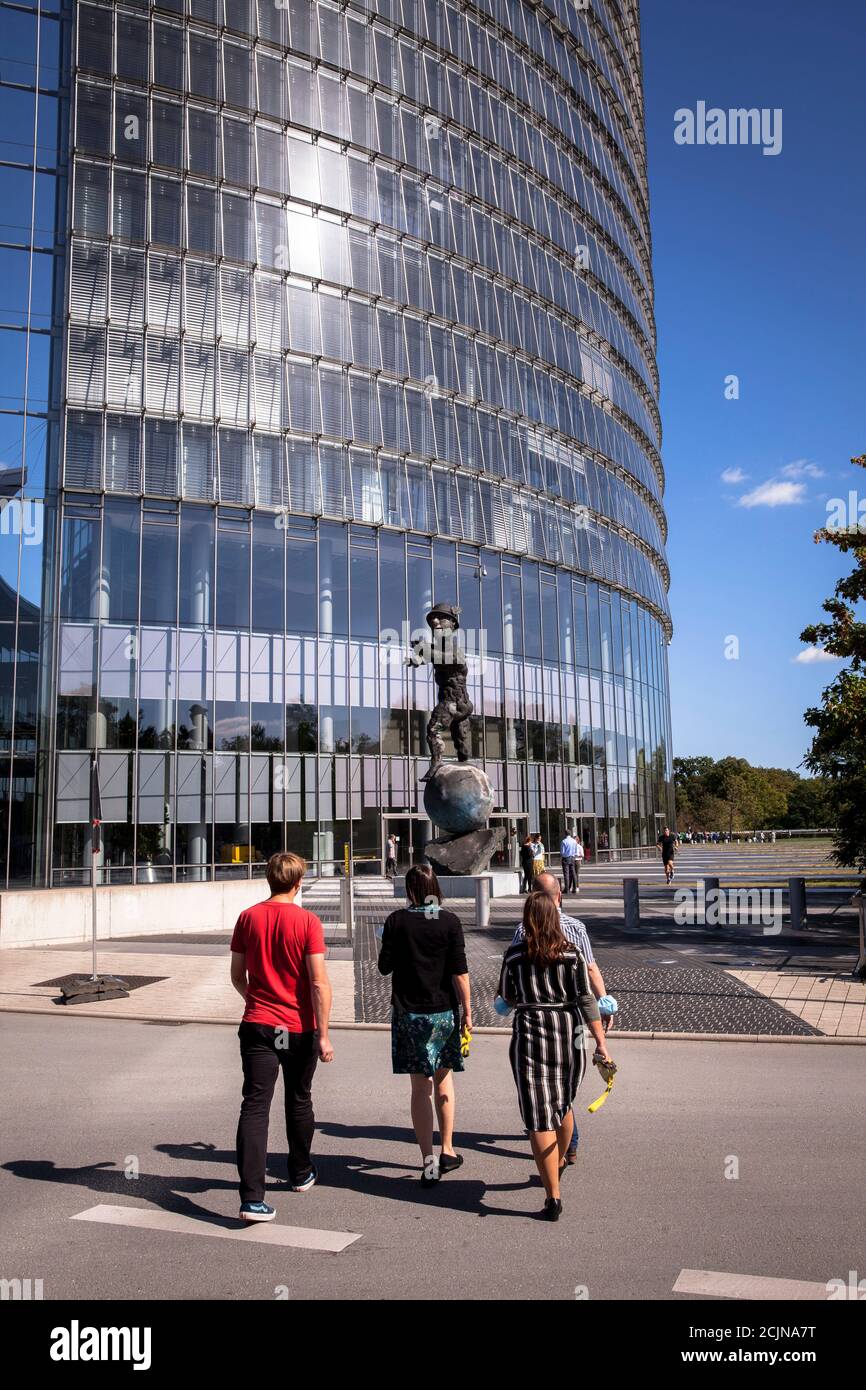 The Post Tower, sede de la empresa logística Deutsche Post DHL Group, estatua Mercurio de Markus Luepertz, Bonn, Renania del Norte-Westfalia, Germ Foto de stock