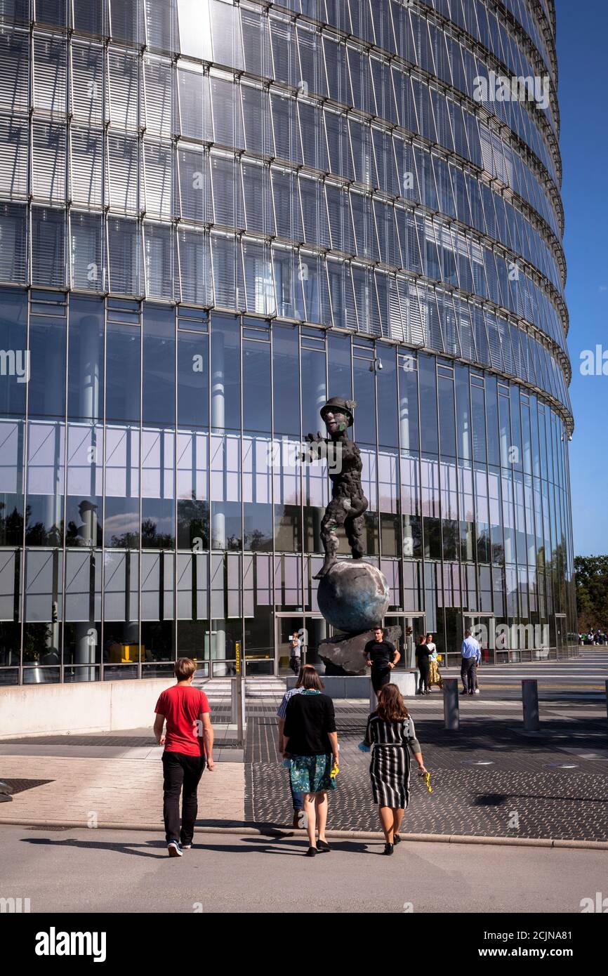 The Post Tower, sede de la empresa logística Deutsche Post DHL Group, estatua Mercurio de Markus Luepertz, Bonn, Renania del Norte-Westfalia, Germ Foto de stock