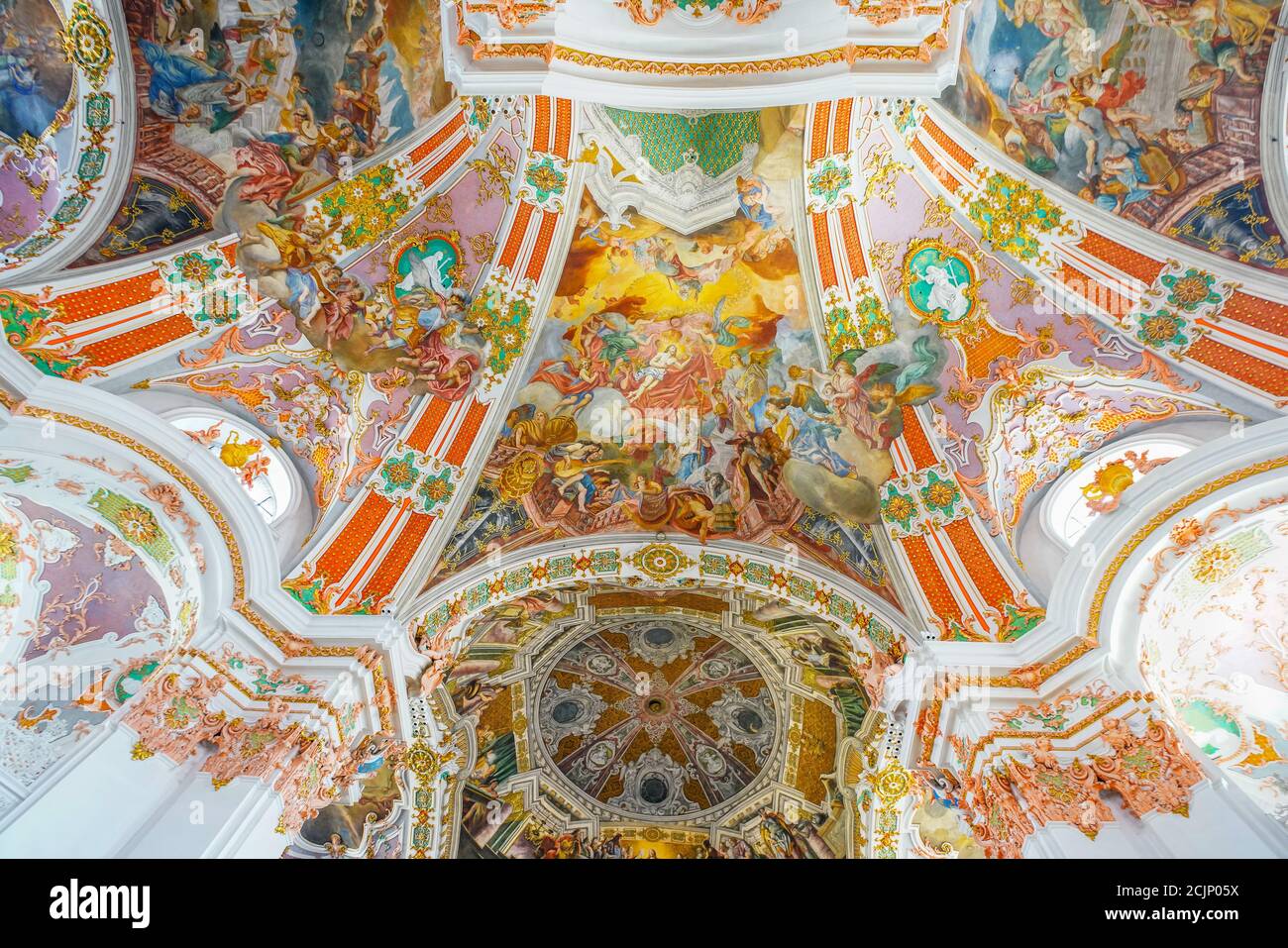 Detalles de las pinturas del techo en la famosa abadía benedictina de Nuestra Señora de los ermitaños en la ciudad de peregrinación de Einsiedeln (el nombre de la ciudad significa ermita) Foto de stock