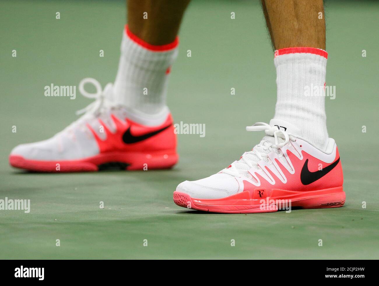 Roger Federer de Suiza lleva sus zapatillas Nike mientras al compatriota Stan Wawrinka durante el partido de de en semifinal en el torneo de tenis del Campeonato Abierto