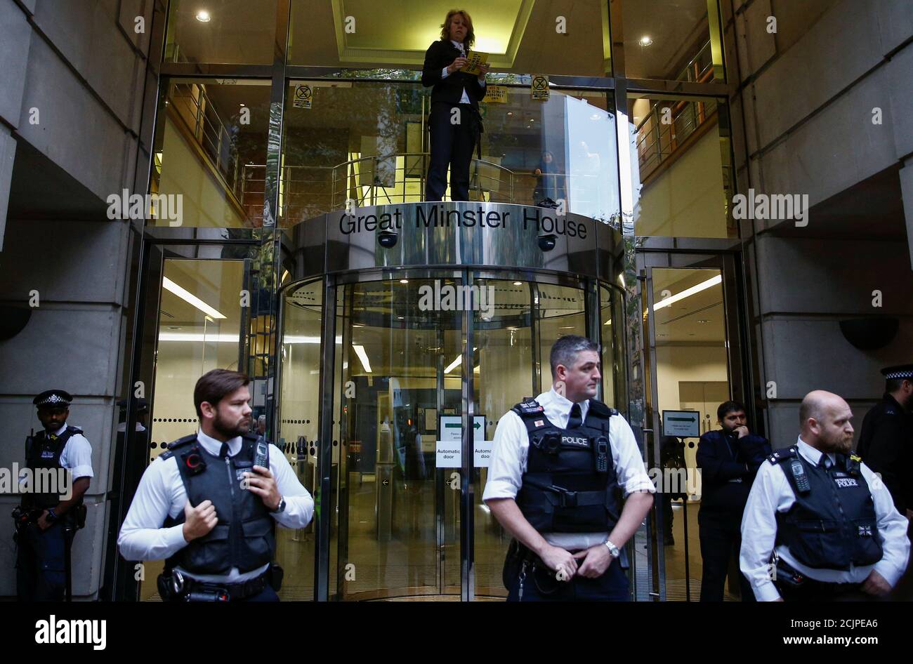 Co-fundador del grupo Rebelión de extinción, Gail Bradbrook, está en la cima de la puerta del Departamento de Transporte, durante una protesta Rebelión de extinción en Londres, Gran Bretaña, el 15 de octubre de 2019. REUTERS/Henry Nicholls Foto de stock