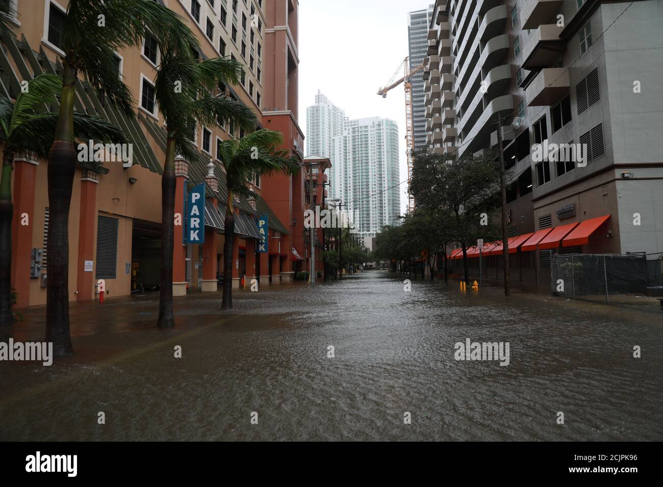 Inundaciones en el barrio de Brickell a medida que el huracán Irma pasa por  Miami, Florida, . 10 de septiembre de 2017. REUTERS/Stephen Yang  Fotografía de stock - Alamy