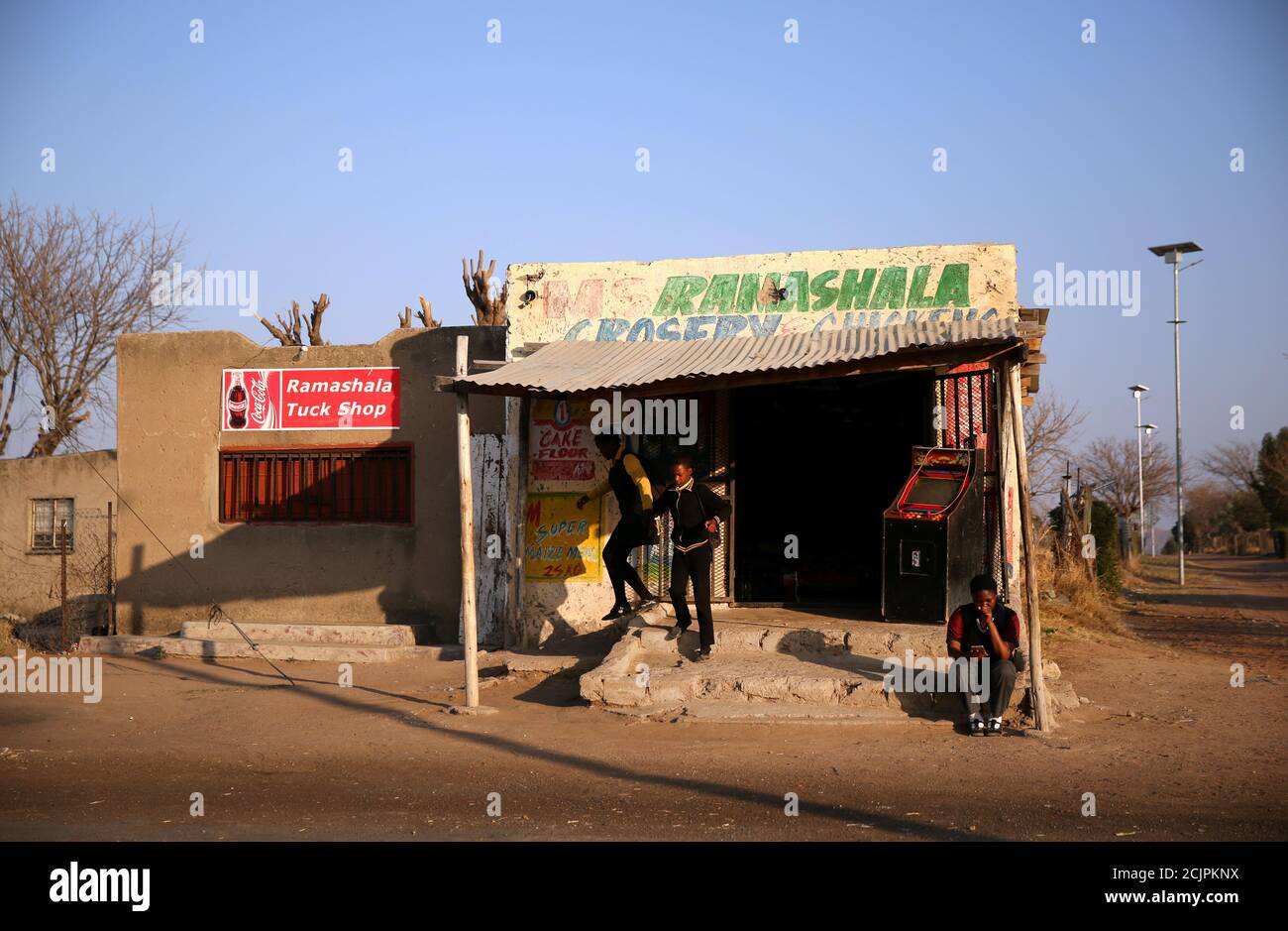 Los escolares abandonan una tienda en la aldea de Mapela cerca de la mina de platino Mogalakwena en Mokopane, provincia de Limpopo, Sudáfrica, 20 de septiembre de 2017. Foto tomada el 20 de septiembre de 2017. Para igualar Insight ÁFRICA-PLATINUM/. REUTERS/Siphiwe Sibeko Foto de stock
