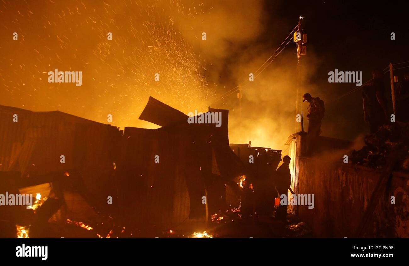 Los residentes intentan extinguir un incendio que estalló en los barrios marginales de Kijiji en la finca Southlands de Nairobi, Kenia, el 28 de enero de 2018. REUTERS/Thomas Mukoya Foto de stock