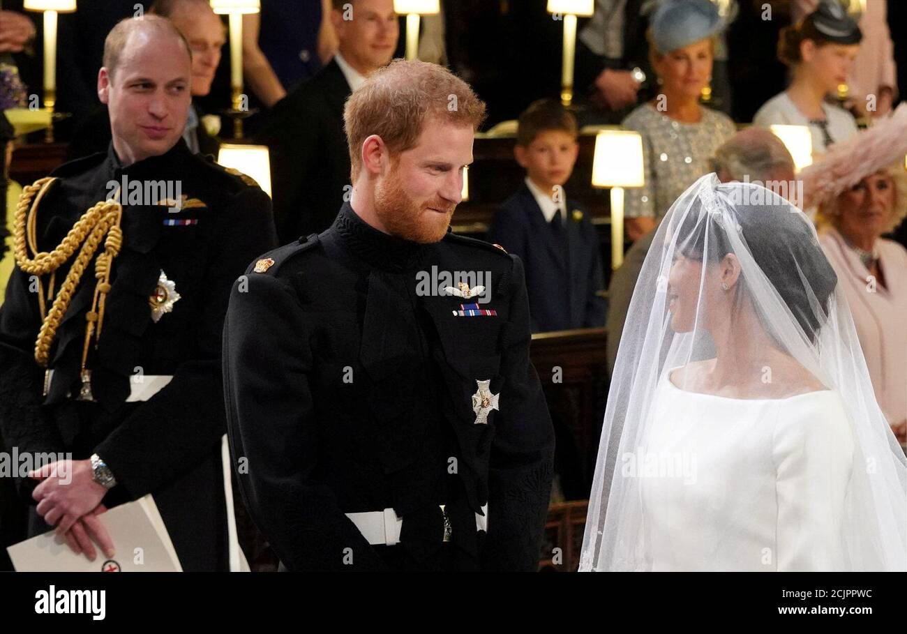 El Príncipe Harry mira a su novia, Meghan Markle, mientras llega acompañada por el Príncipe de Gales en la Capilla de San Jorge en el Castillo de Windsor para su boda en El Príncipe Harry mira a su novia, Meghan Markle, mientras llega acompañada por el Príncipe de Gales en la Capilla de San Jorge en el Castillo de Windsor para su boda en