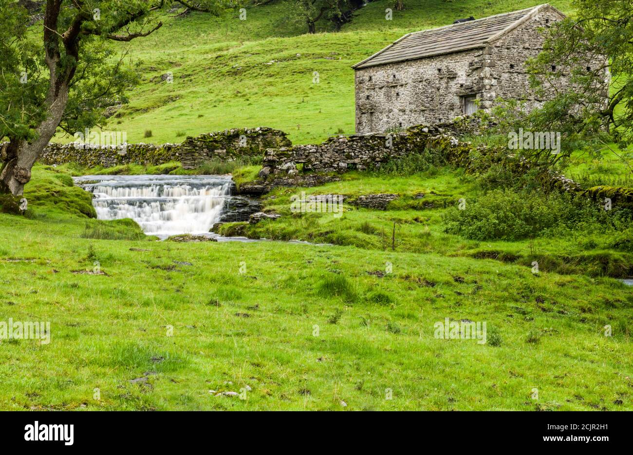 Cascada y el granero Dales en Cray, un pequeño puesto avanzado en la carretera de Upper Wharfedale a Bishopdale en el Parque Nacional de Yorkshire Dales. Foto de stock