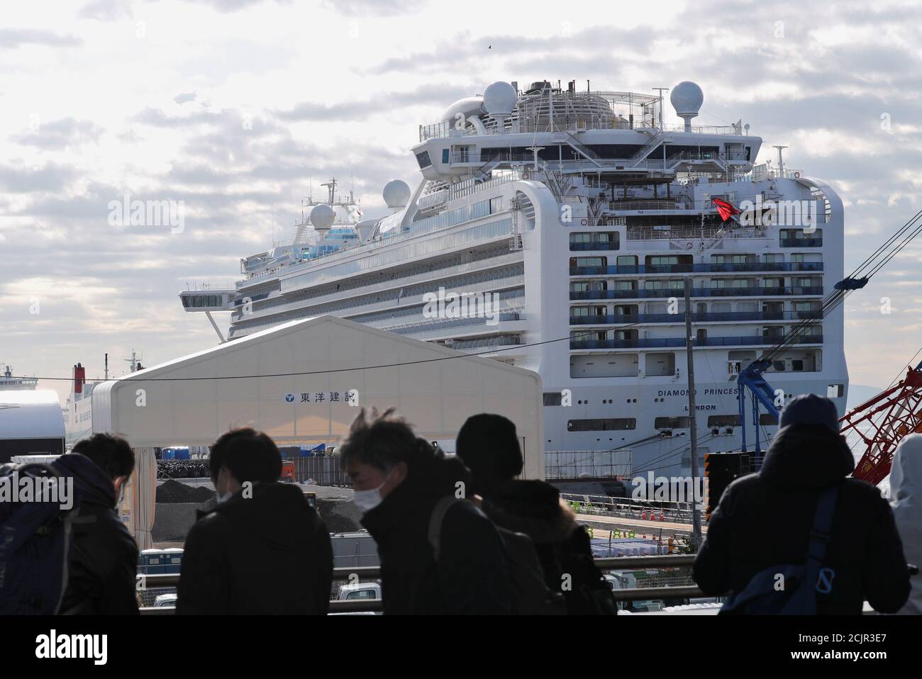 Los periodistas miran al crucero Diamond Princess en la terminal de cruceros  del muelle Daikoku en Yokohama, al sur de Tokio, Japón, 19 de febrero de  2020. REUTERS/Kim Kyung-hoon Fotografía de stock -