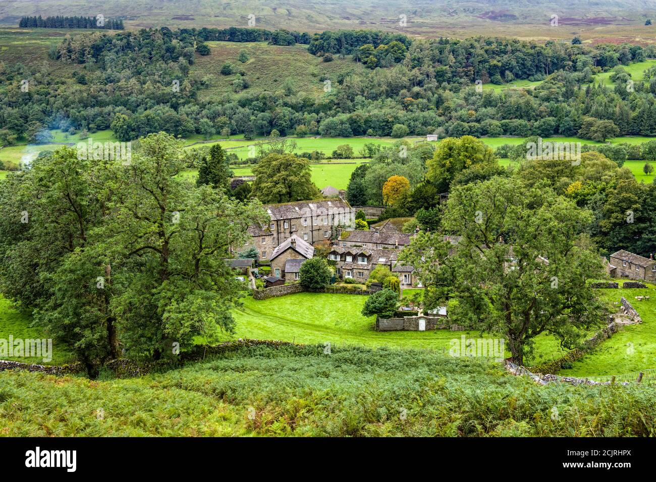 Mirando hacia el Alto Wharfedale sobre el pueblo de Dales en Buckden durante un hermoso paseo a lo largo del fondo caído en una mañana de septiembre - hermoso paisaje. Foto de stock