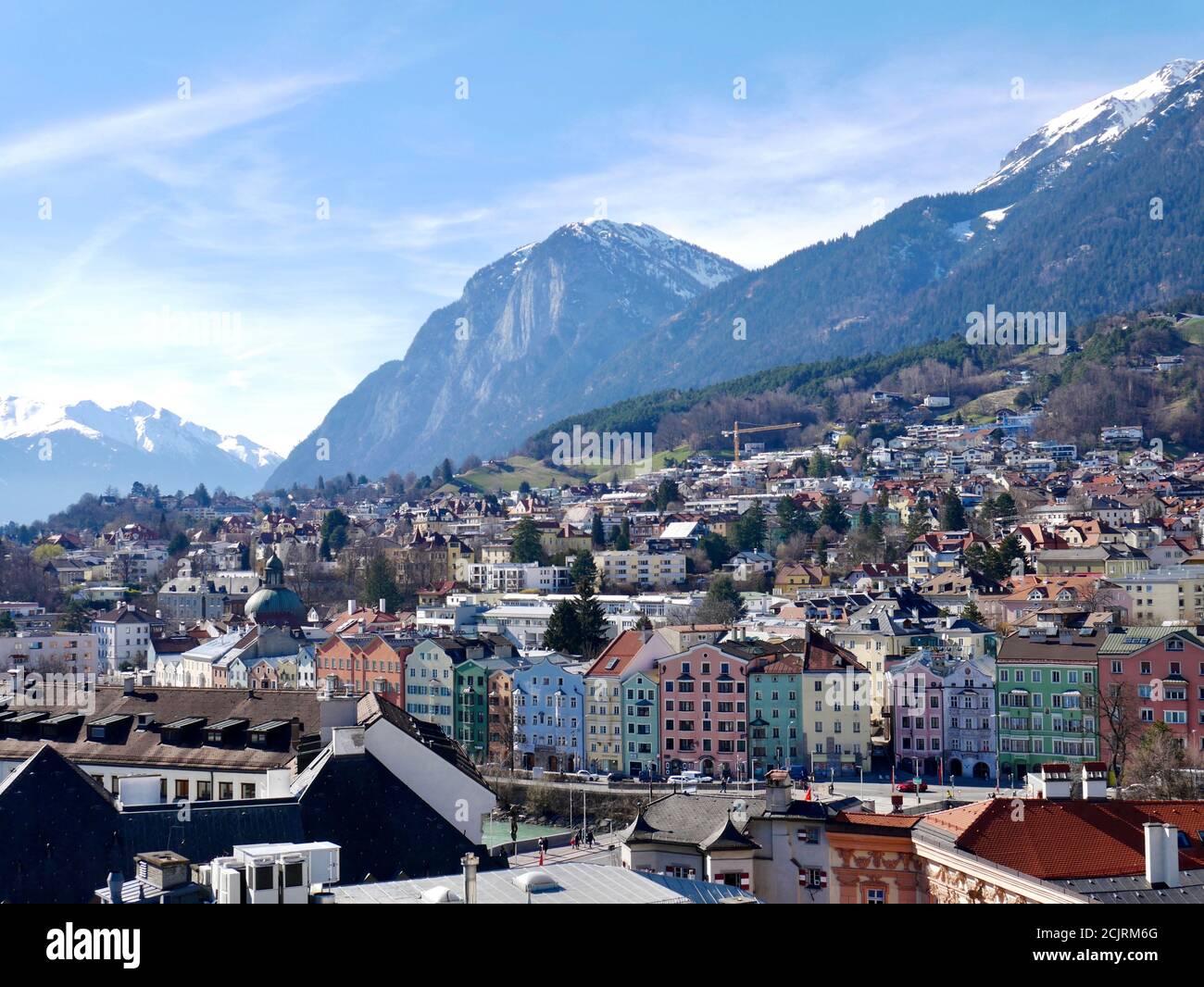 Schöne farbige Häuser en Innsbruck un dem Inn. Aufgenommen aus der Vogelperspektive. Foto de stock