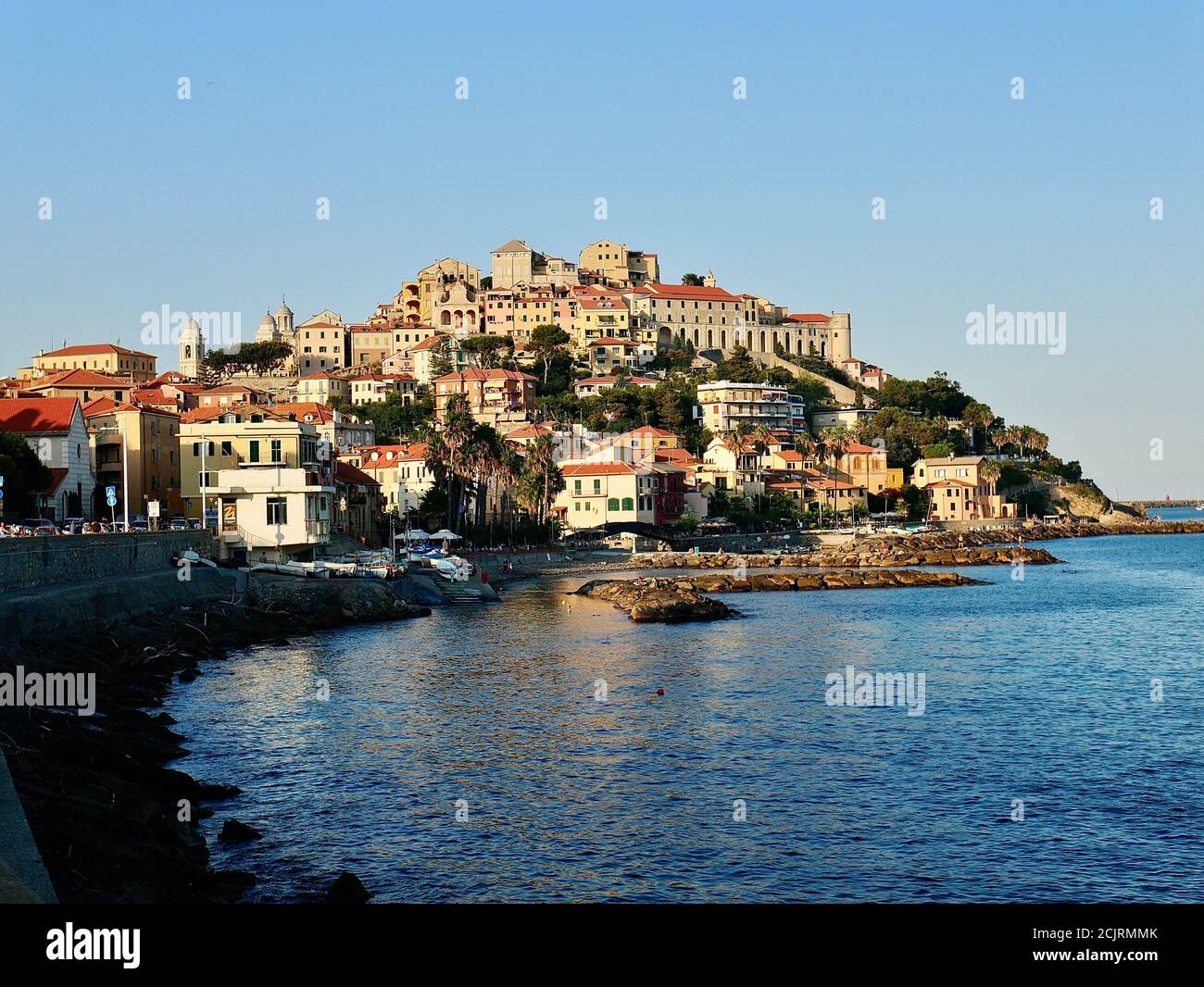 Schöner Ausblick auf Imperial mit dem Mittelmeer im Vordergrund. Schöne Altstadt an der Riviera Küste. Foto de stock